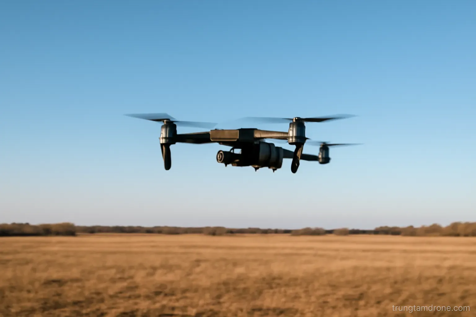 Drone bay ở độ cao vừa phải trên bãi trống
