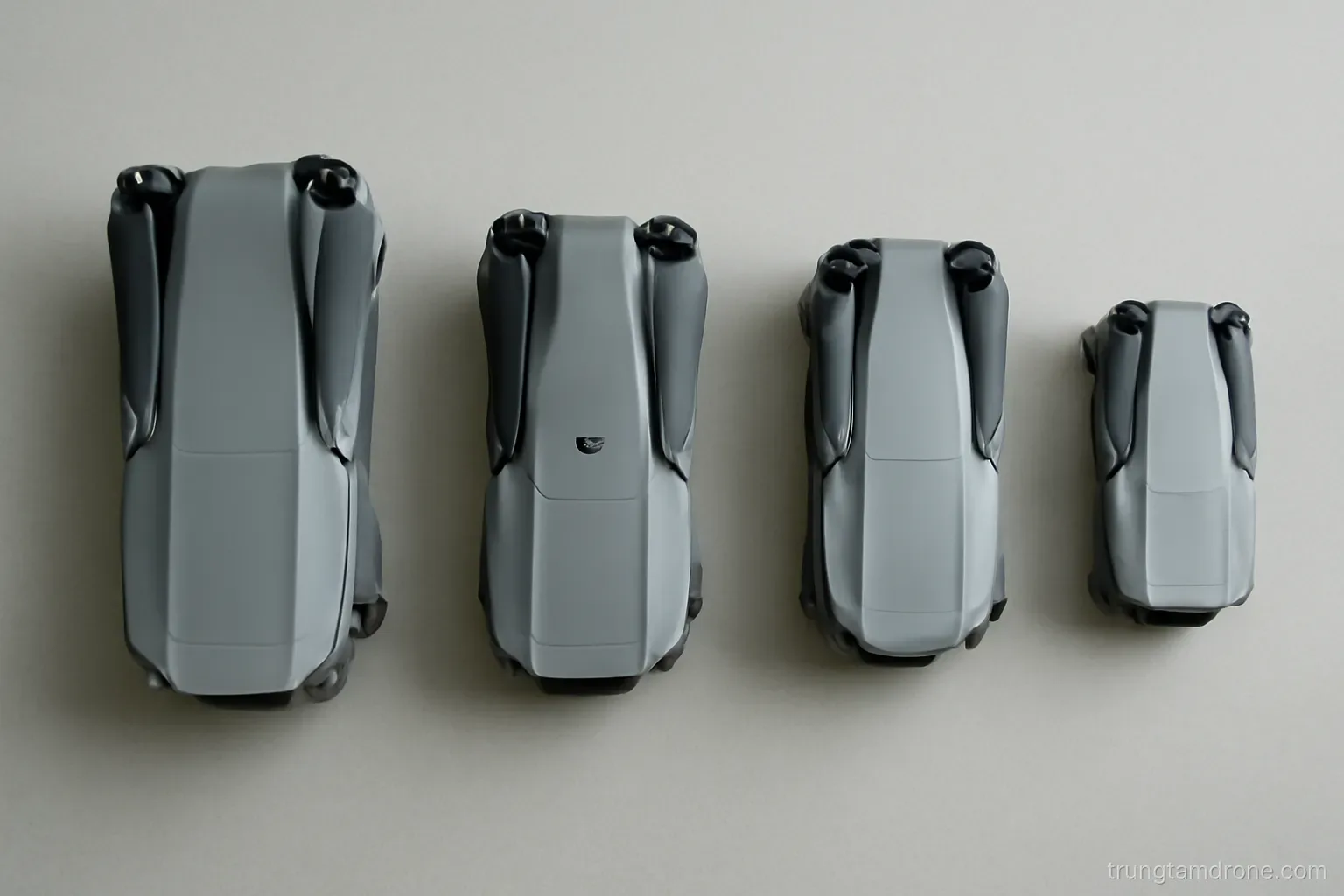 Vài mẫu drone gấp gọn đặt cạnh nhau